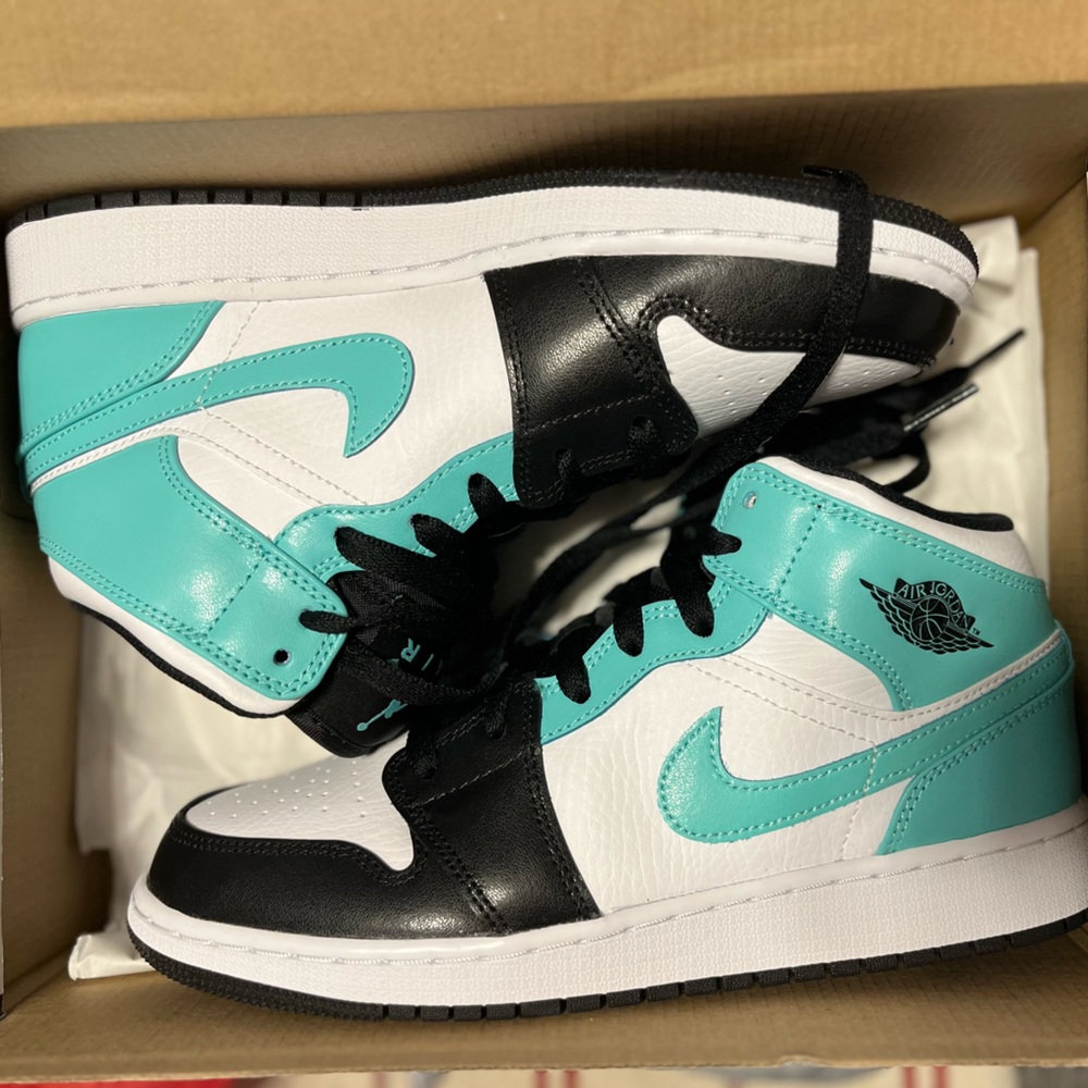 Jordan 1 Mid Tropical Twist